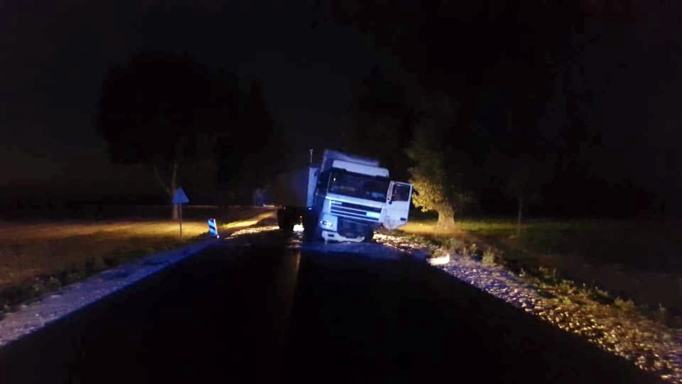 Kobieta ranna w zderzeniu samochodu z TIR-em na trasie Mońki - Knyszyn