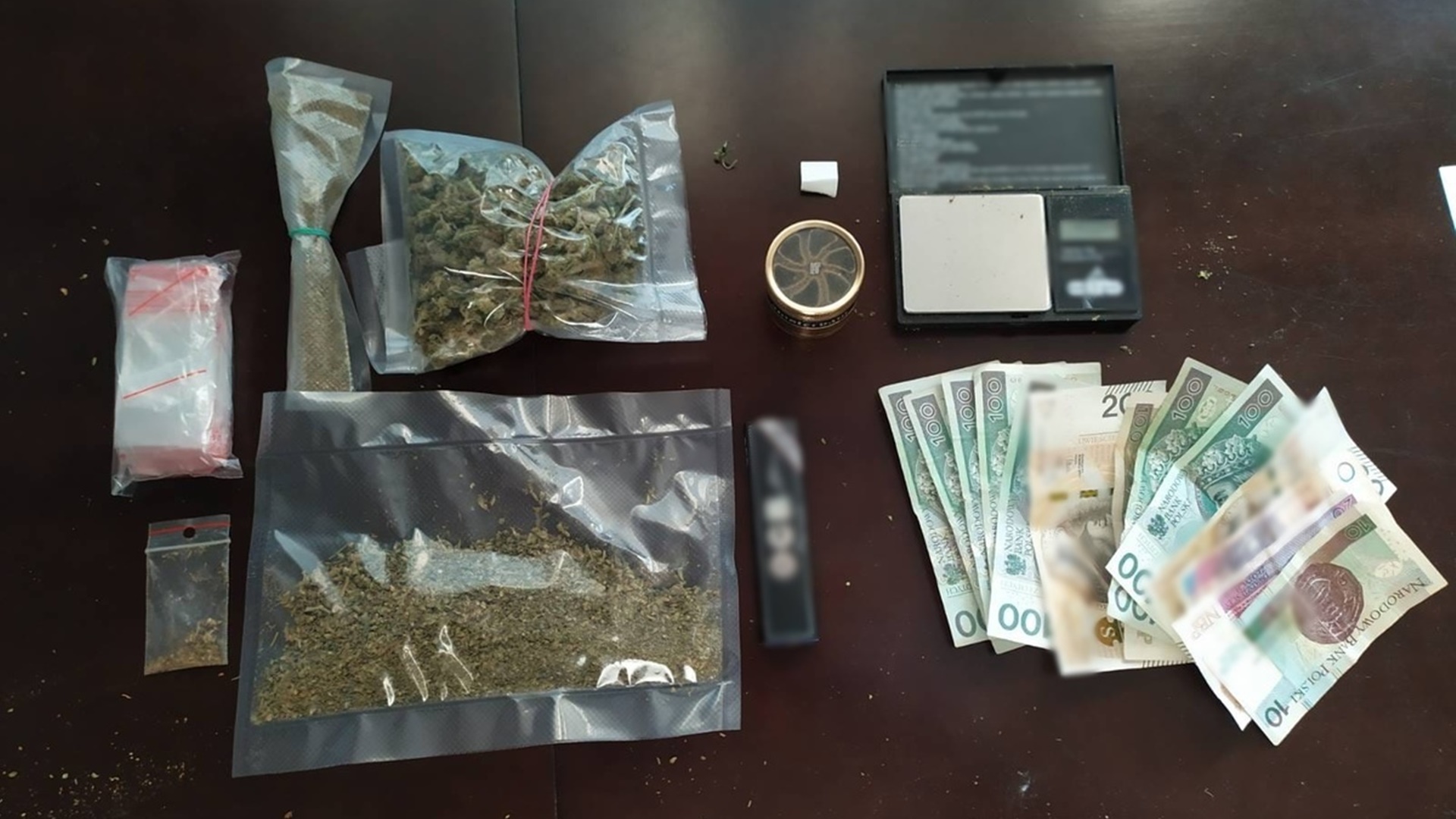 Łomżyńscy policjanci zatrzymali dwóch 28-latków - mieli oni prawie pół kilograma marihuany