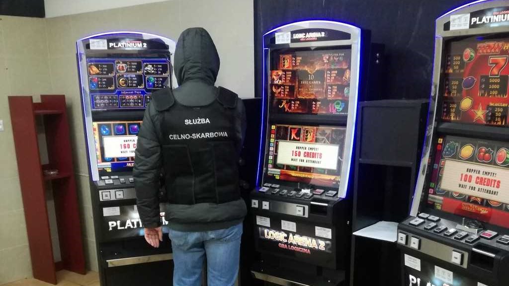 Funkcjonariusze KAS zabezpieczyli nielegalne automaty do gier hazardowych