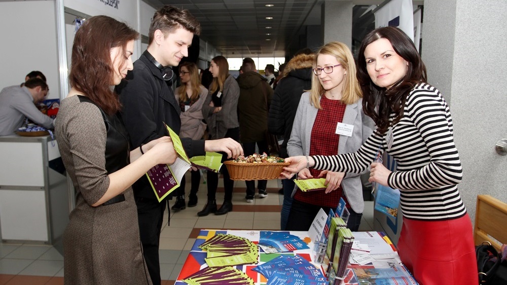 Na Politechnice Białostockiej 52 firmy poszukują stażystów i praktykantów