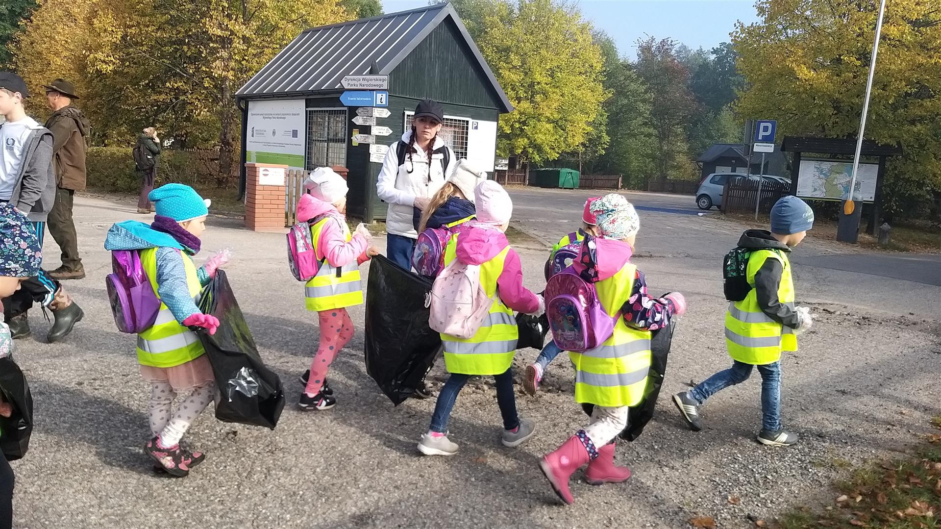 Najmłodsi mieszkańcy Suwałk sprzątali Wigierski Park Narodowy