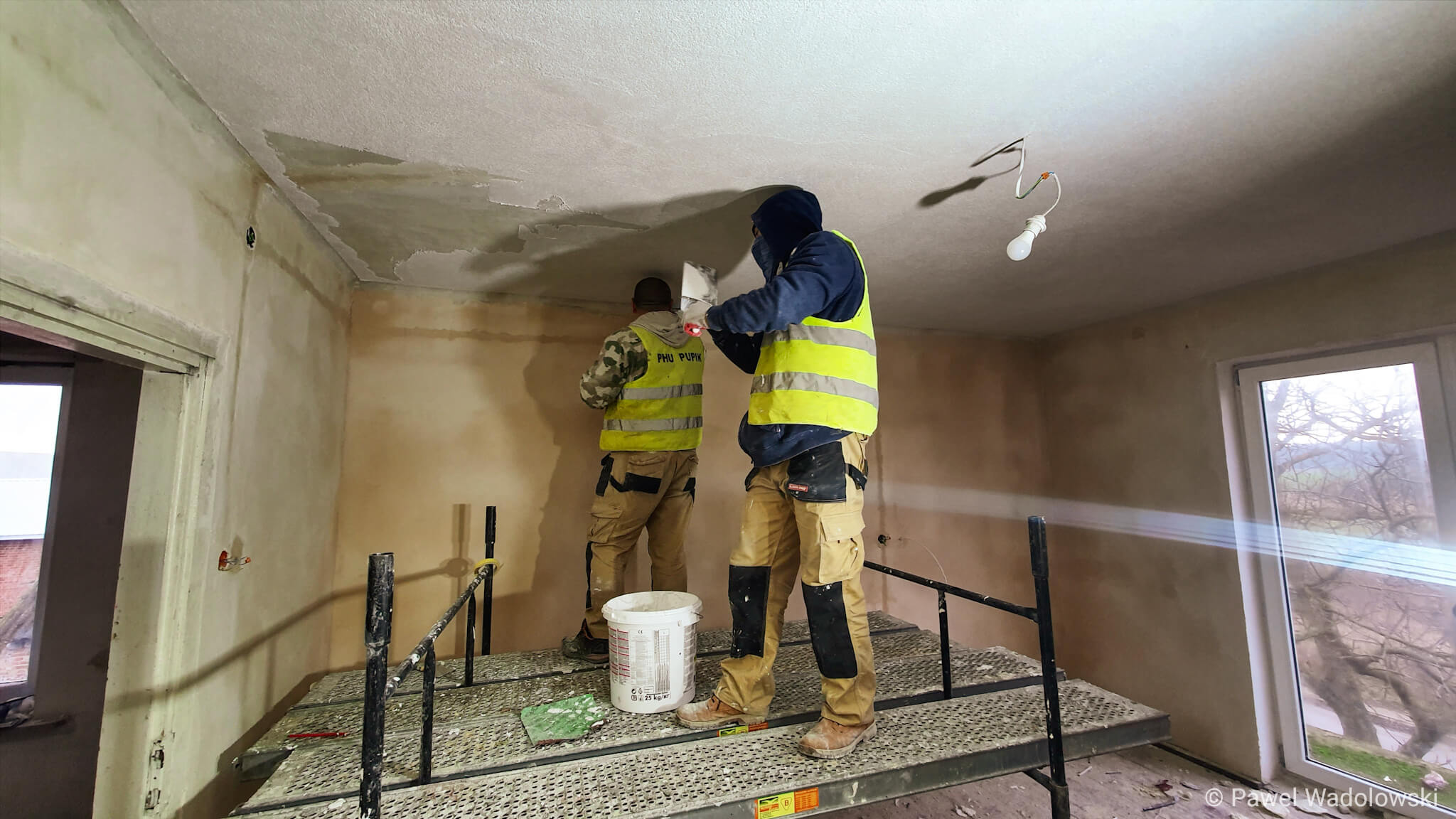 Grupa łomżyńskich przedsiębiorców wyremontowała dom potrzebującej rodzinie