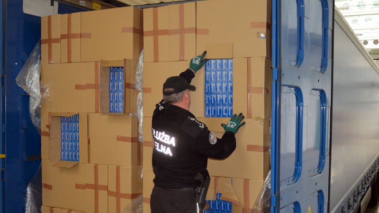 Podlaskie służby - KAS i Straż Graniczna zatrzymały transporty nielegalnych papierosów