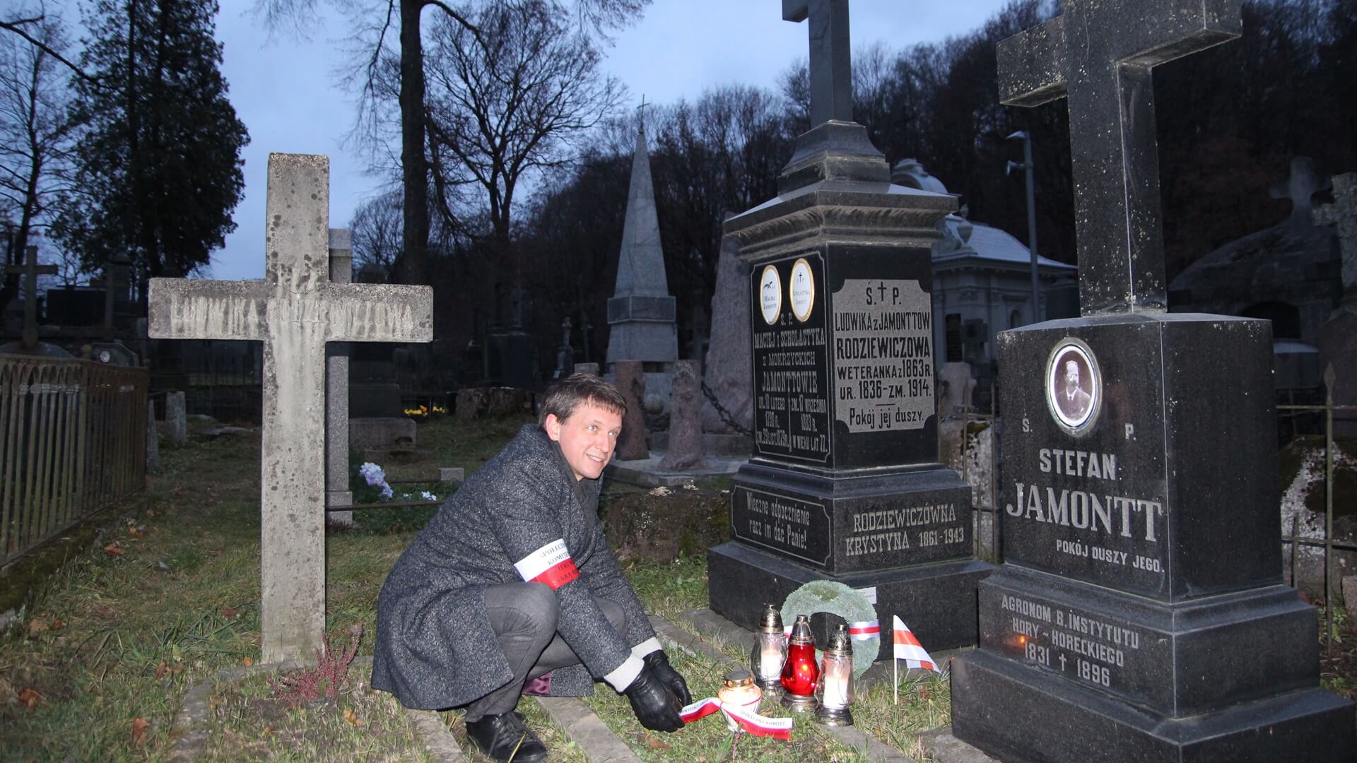 Biało-czerwone znicze zapłonęły na grobach ponad 20 powstańców styczniowych na wileńskiej Rossie [wideo, zdjęcia]