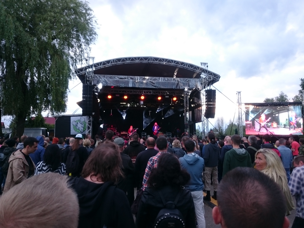 Muzyka punkowa rozbrzmiewa w Goniądzu - trwa festiwal Rock na Bagnie