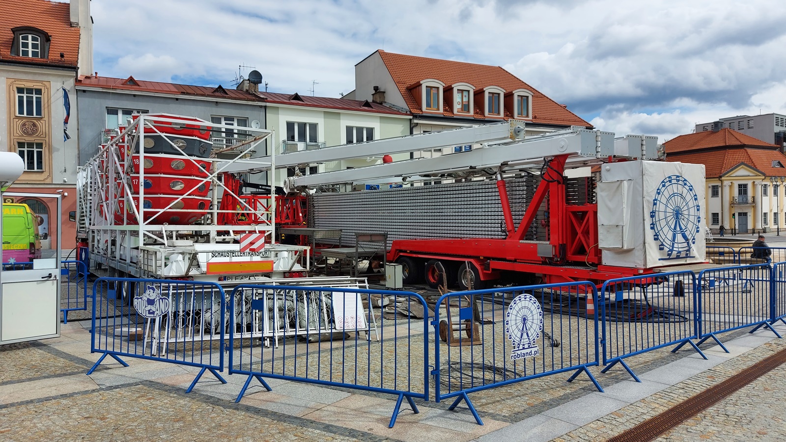 Na Rynku Kościuszki w Białymstoku montowany jest diabelski młyn