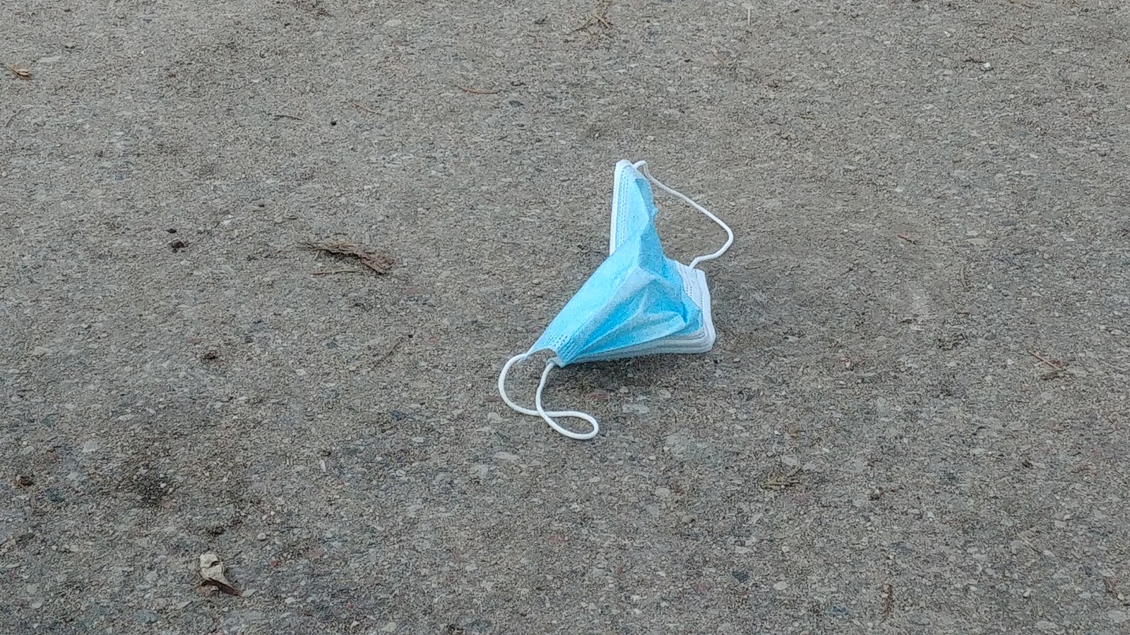 Maseczki jednorazowe to ekologiczny problem - ostrzegają eksperci