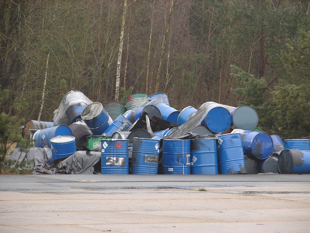 Chemikalia porzucone na działce w Przytułach to farby, rozpuszczalniki i odpady chemiczne