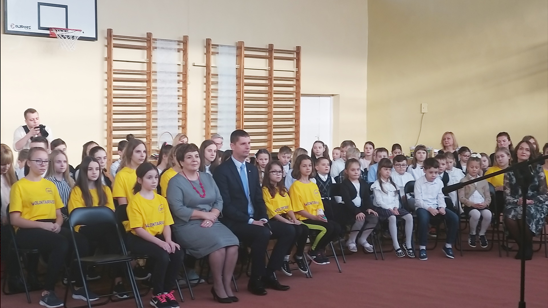 Międzynarodowy Dzień Wolontariusza - minister edukacji spotkał się z uczniami SP nr 11 w Białymstoku