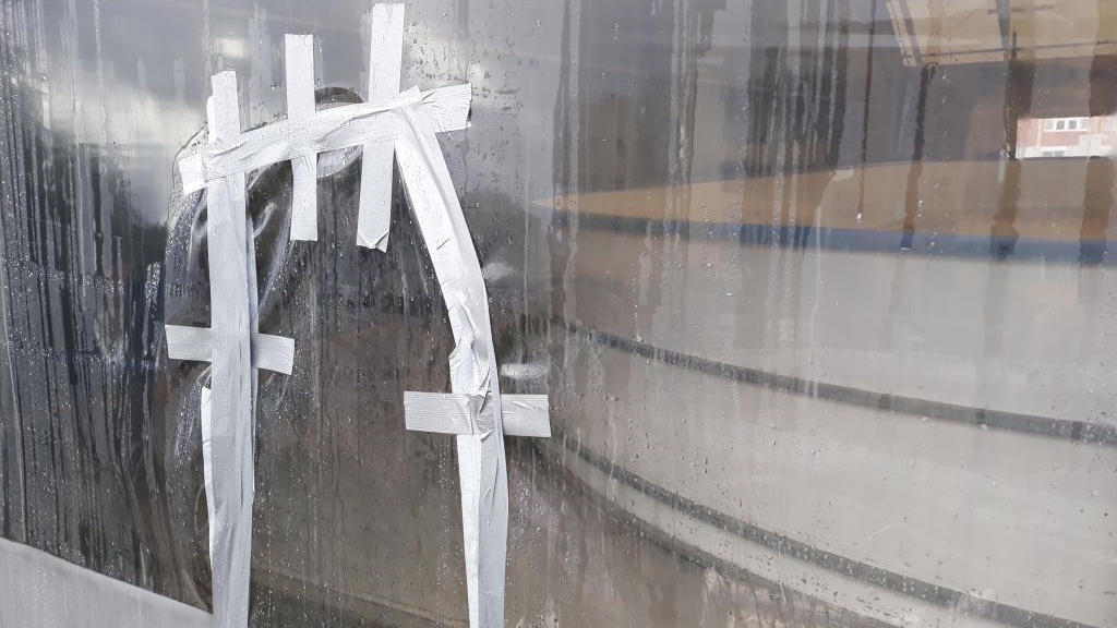 Nieznani sprawcy uszkodzili zadaszenie suwalskiego lodowiska