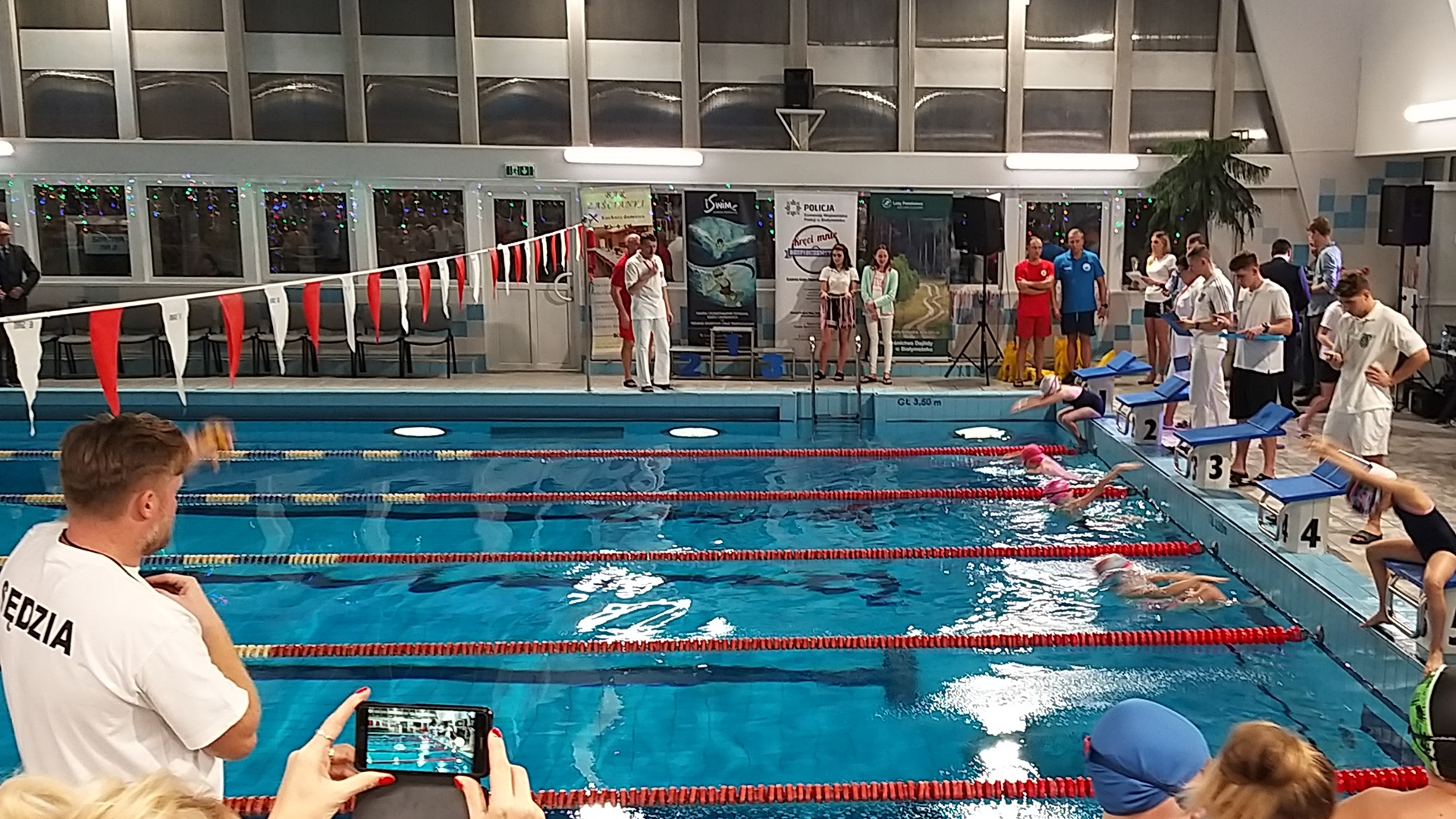 Ponad 150 dzieci z białostockich szkół podstawowych wzięło udział w IV Mikołajkowych Zawodach Pływackich