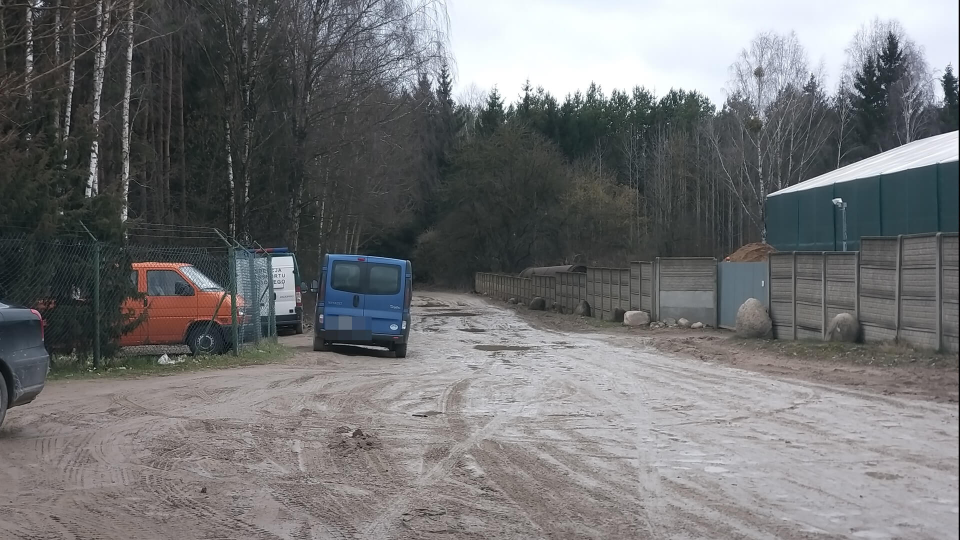 Kontrole pojazdów w sortowni odpadów w Studziankach - mimo zakazu, wciąż przyjeżdżają tam ciężarówki [wideo]