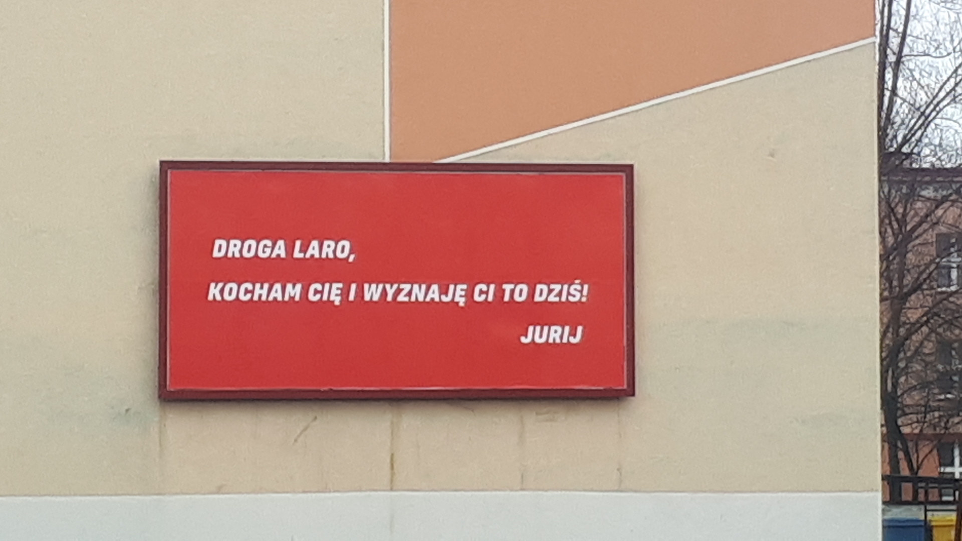 W Białymstoku można zobaczyć czerwone bilbordy z wyznaniem miłości