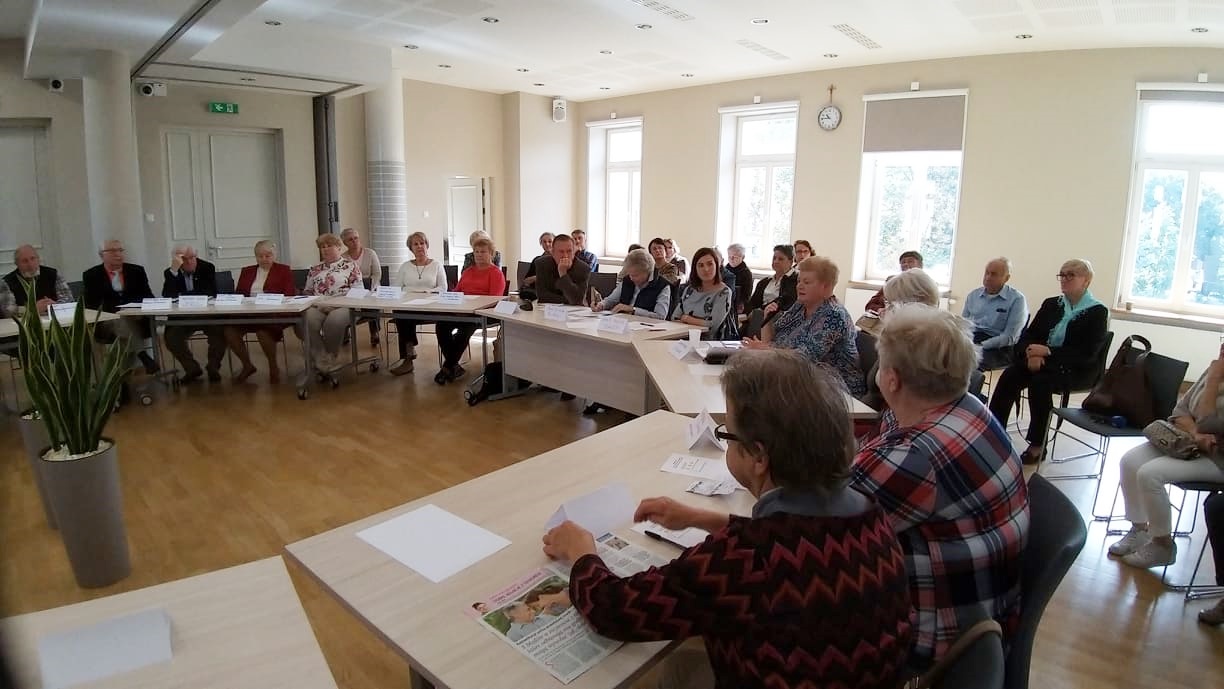 Białostoccy seniorzy ponownie zasiedli do okrągłego stołu - rozmawiali o swoich potrzebach i oczekiwaniach