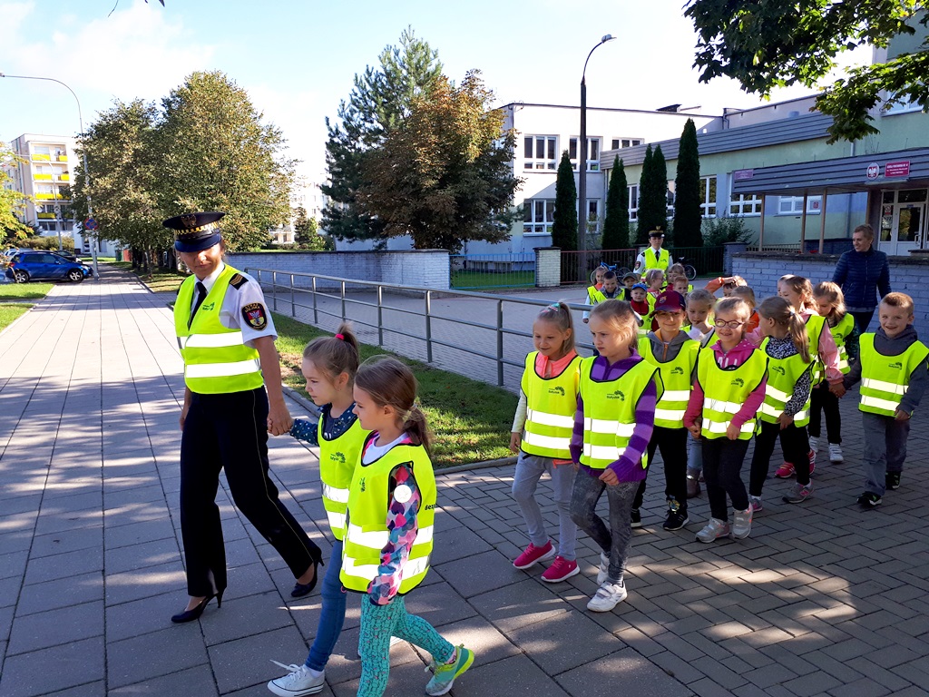 Białostoccy strażnicy miejscy przypominają najmłodszym przepisy ruchu drogowego