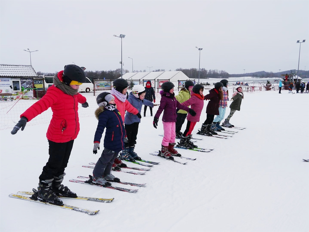 Dzieci rozpoczęły darmową naukę jazdy na nartach w Szelmencie