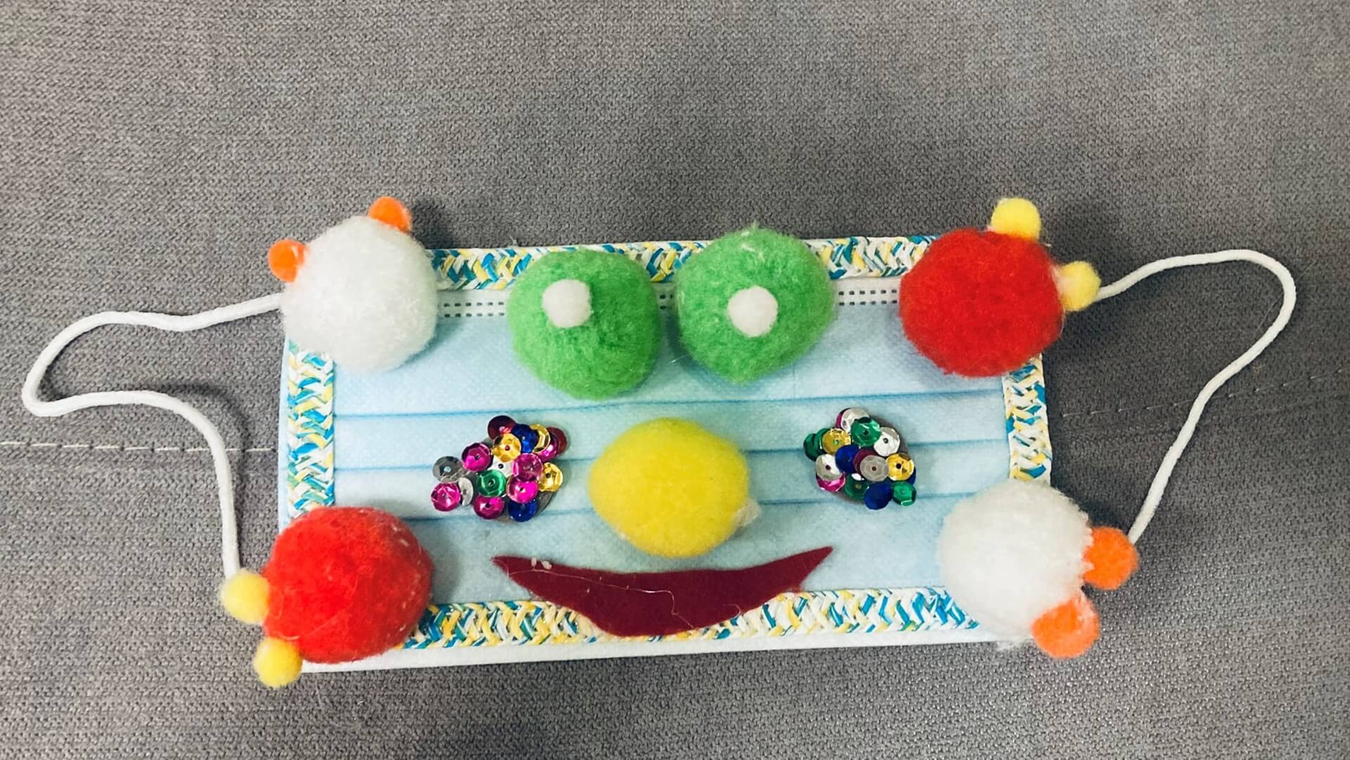 Dzieci w niektórych białostockich szkołach robią nietypowe karnawałowe maseczki