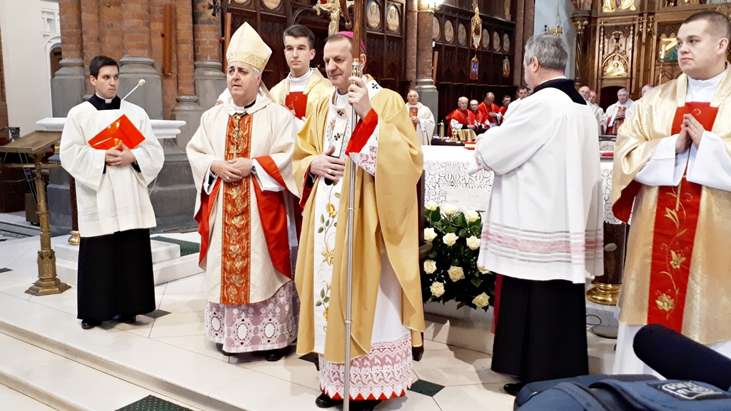 Uroczyste nałożenie paliusza białostockiemu metropolicie abp. Tadeuszowi Wojdzie