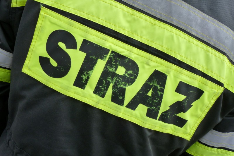 Bezdomny w Łomży utknął w śmietniku - uratowali go strażacy