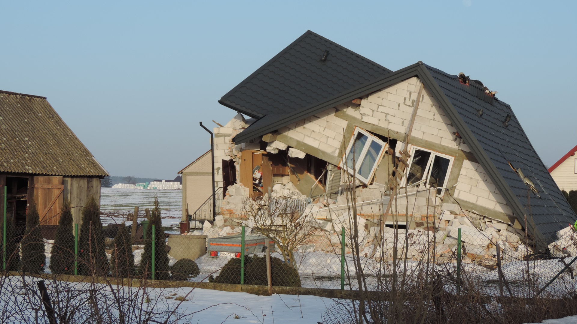 Trzy osoby trafiły do szpitala po wybuchu gazu w domu w gminie Sokoły [zdjęcia]