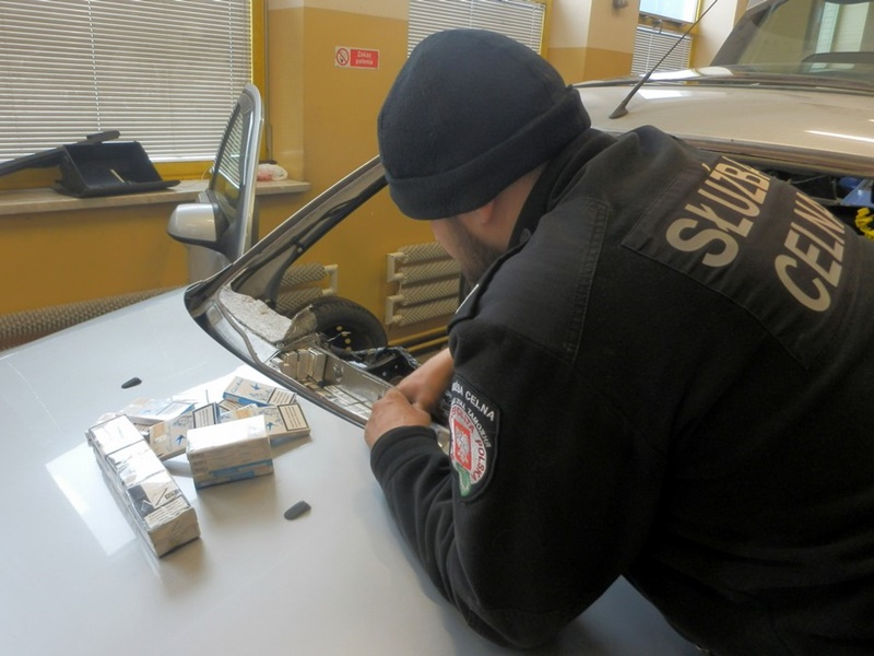 3,5 tysiąca paczek papierosów ukryte w 4 autach - udaremniony przemyt w Bobrownikach