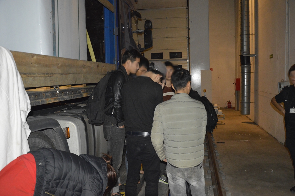 Nielegalni migranci z Azji ukryci w tirze - ujawnili ich funkcjonariusze KAS