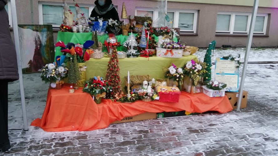 Dekoracje bożonarodzeniowe i lokalne przysmaki na jarmarku świątecznym w Sokółce