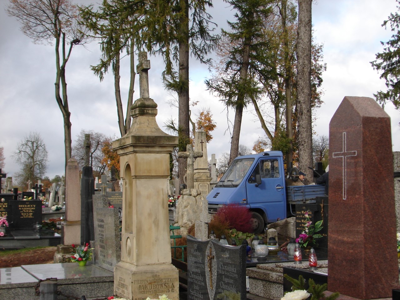 Czy na zabytkowy cmentarz w Łomży powinny wjeżdżać samochody?