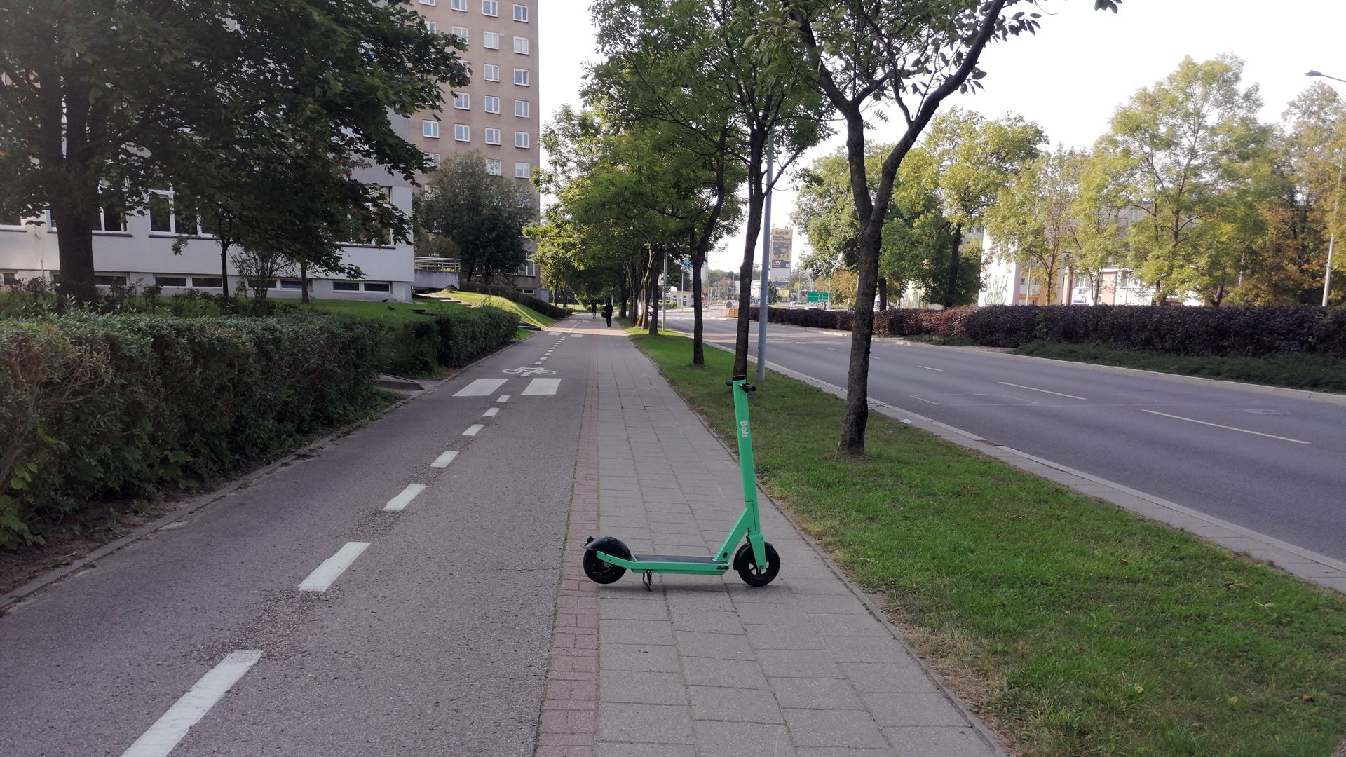 Hulajnogi pozostawione na chodnikach przeszkadzają przechodniom