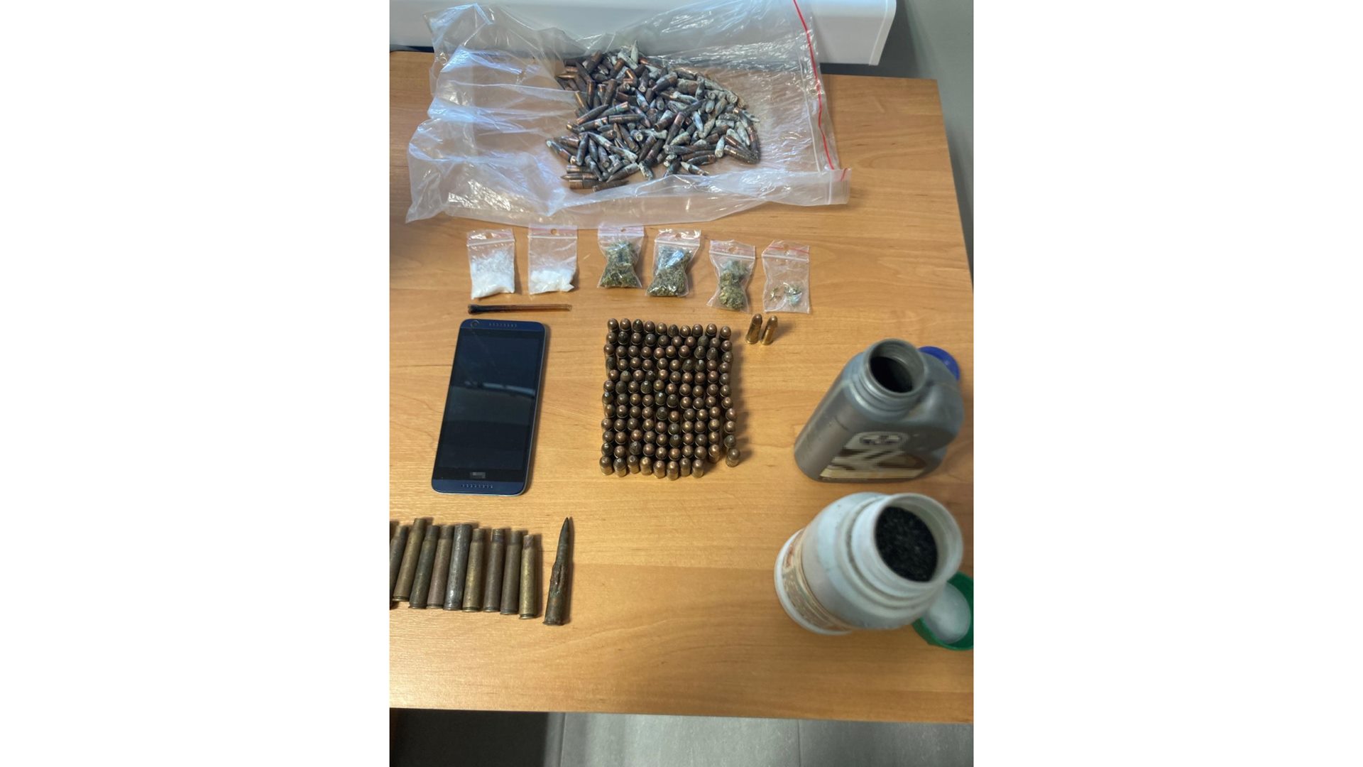 W Zambrowie policjanci znaleźli amunicję, proch strzelniczy i narkotyki w mieszkaniu 39-latka