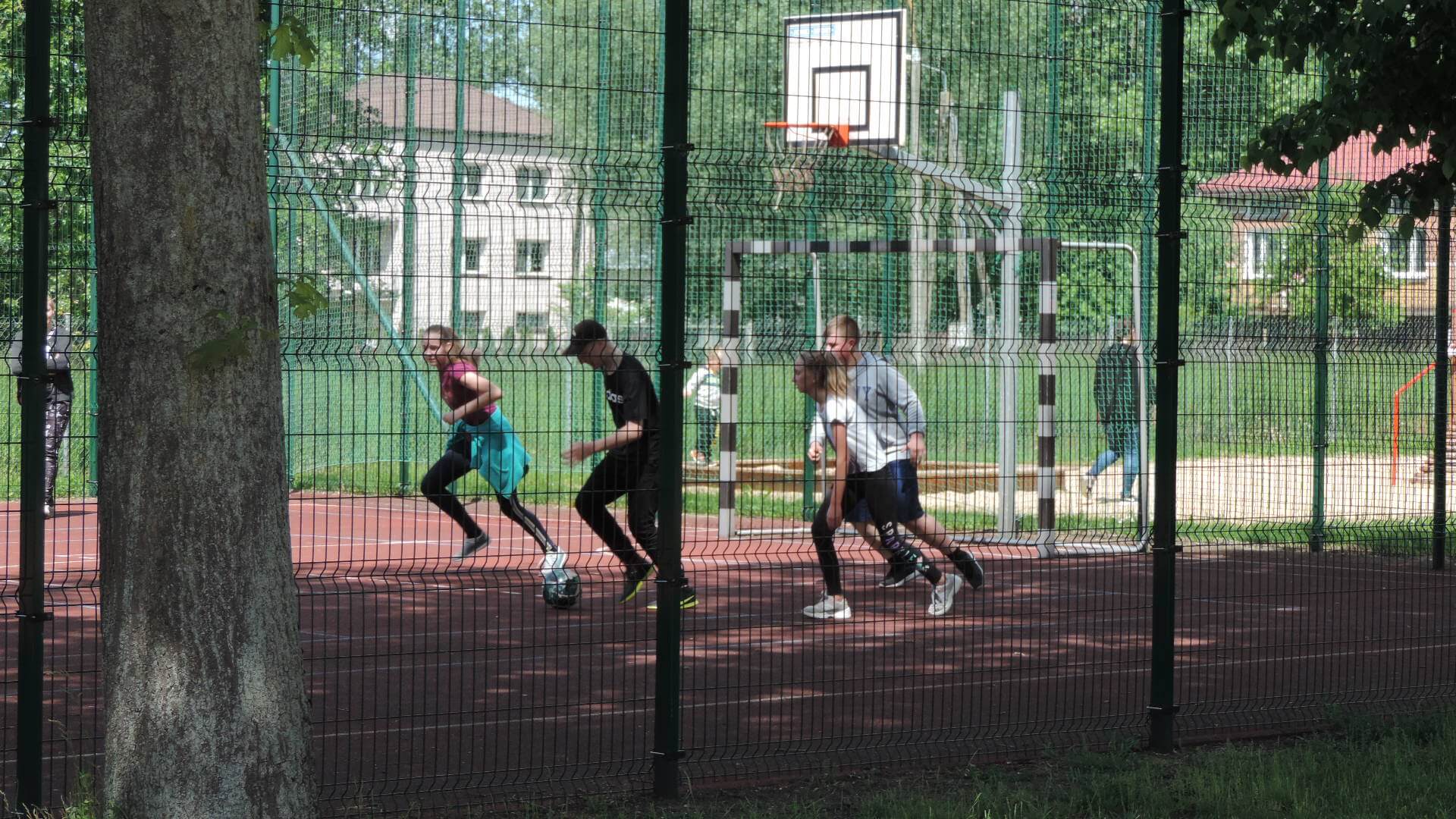 Niby konsultacje, a jednak lekcje - tak działa szkoła pod Szepietowem