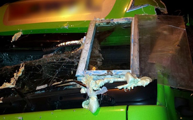 Zamiast przedniej szyby - kierowca wstawił w samochodzie okno