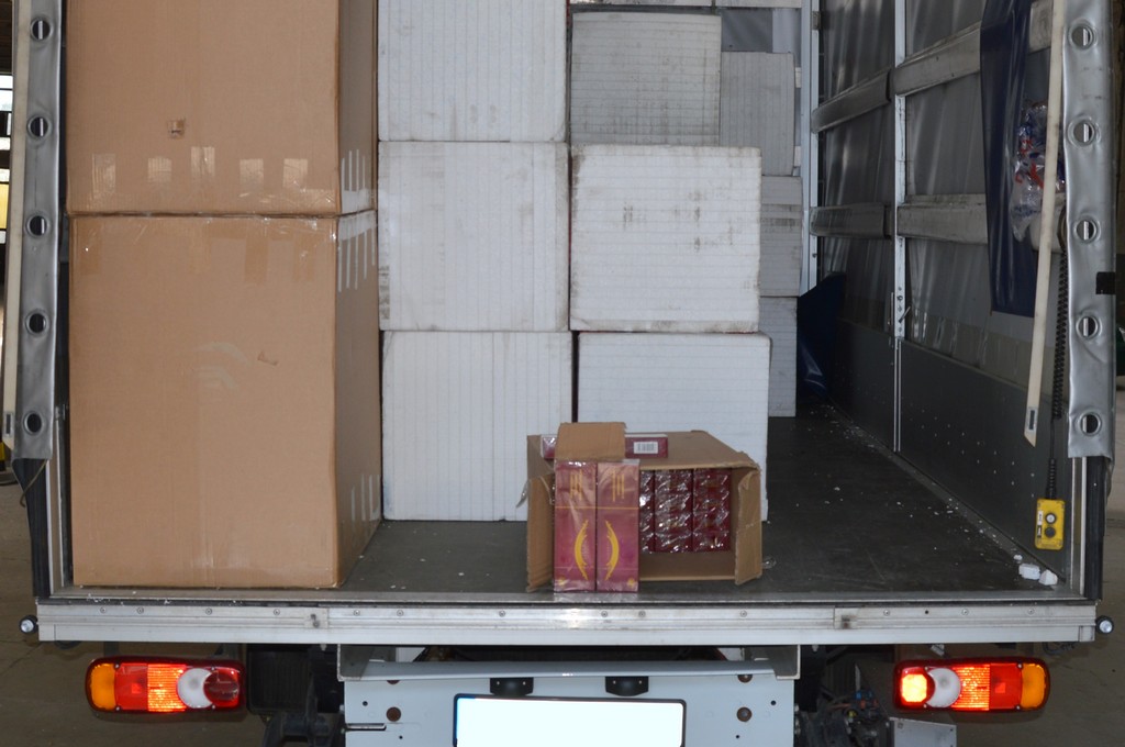 Funkcjonariusze KAS ujawnili w pobliżu Augustowa ponad 27 tys. paczek nielegalnych papierosów