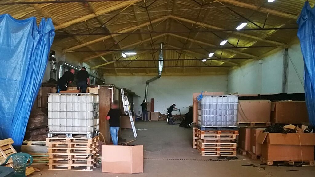 KAS zlikwidowała nielegalną fabrykę papierosów i magazyn tytoniu [zdjęcia, wideo]