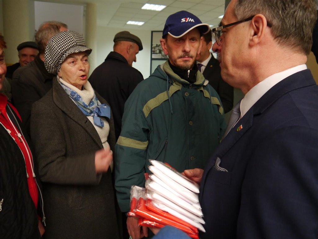 150 biało-czerwonych flag rozdały władze mieszkańcom Suwałk