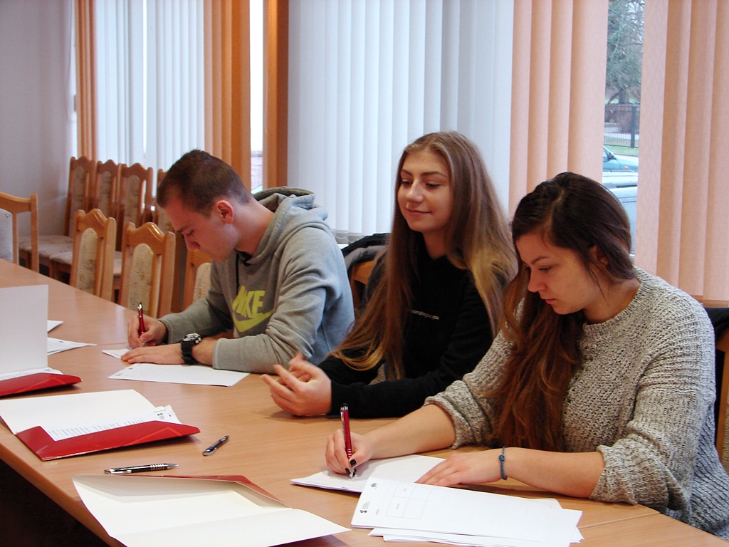 Pierwsi mieszkańcy powiatu łomżyńskiego podpisali wnioski na tzw. bony edukacyjne