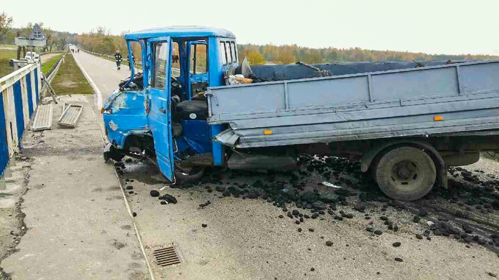 Wypadek na DK64 w okolicach Wizny - samochód dostawczy najechał na grupę robotników