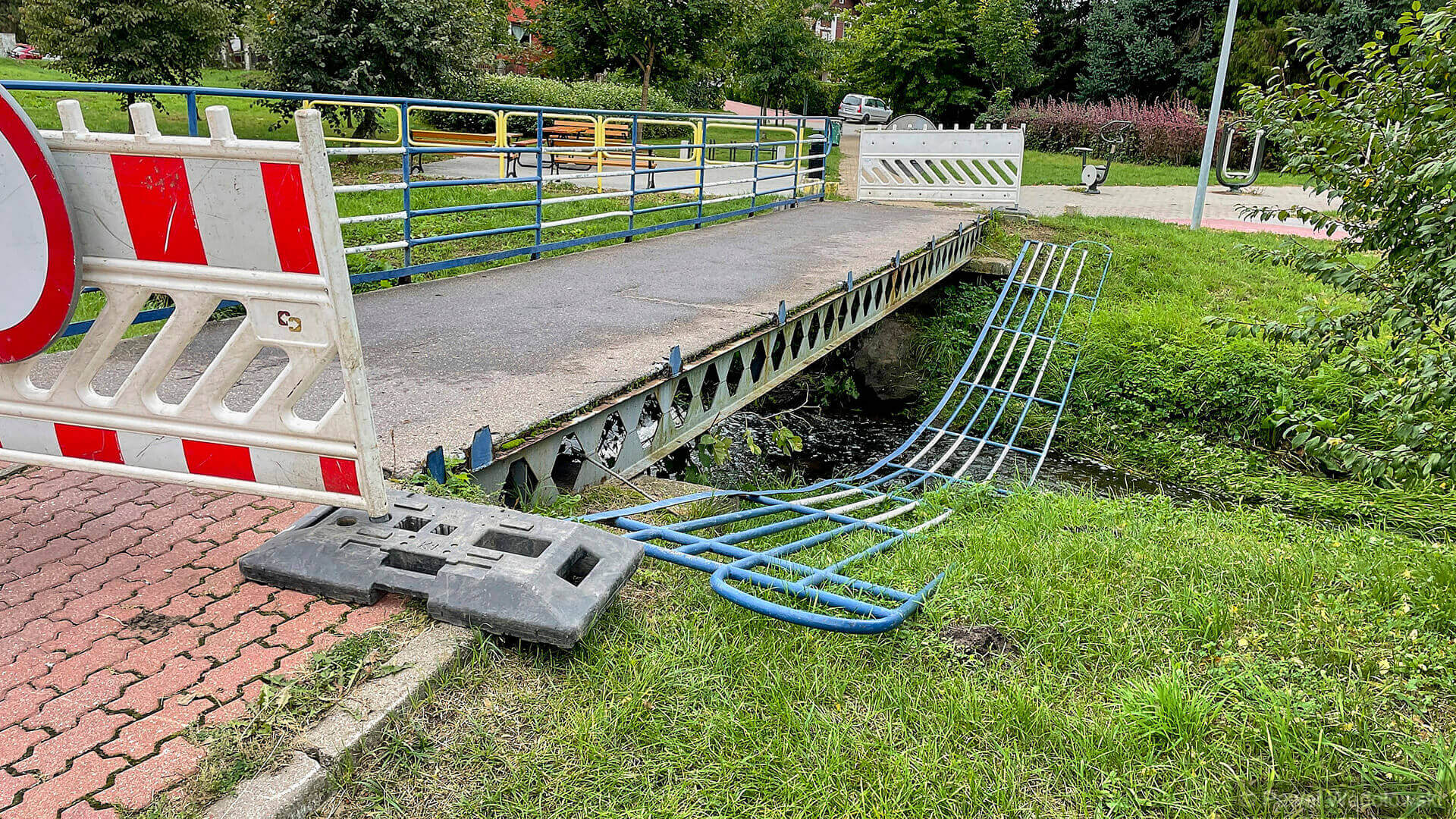 Ktoś zniszczył kładkę przy ulicy Wesołej w Łomży