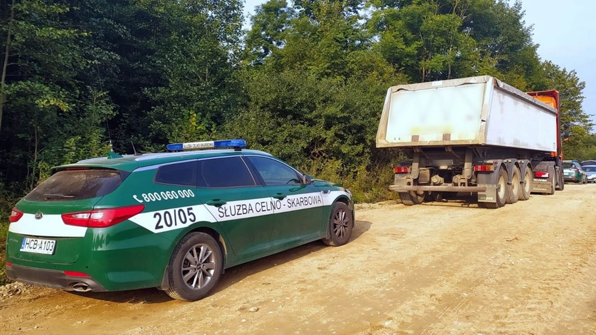 Funkcjonariusze KAS zatrzymali kierowcę wywrotki, który przewoził przemycane papierosy