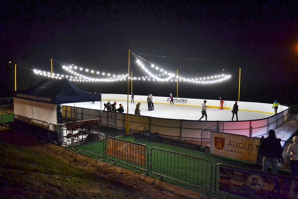 Sezon na łyżwy rozpoczęty – oficjalne otwarcie miejskiego lodowiska w Augustowie