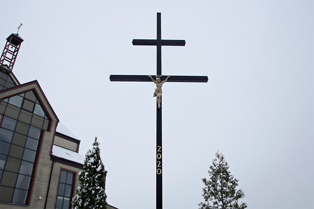 Krzyż epidemiczny stanął przy parafii pw. Bożego Ciała w Łomży