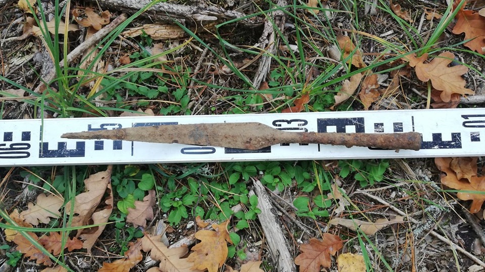 Pracownicy leśnictwa Józefowo natrafili na grot włóczni