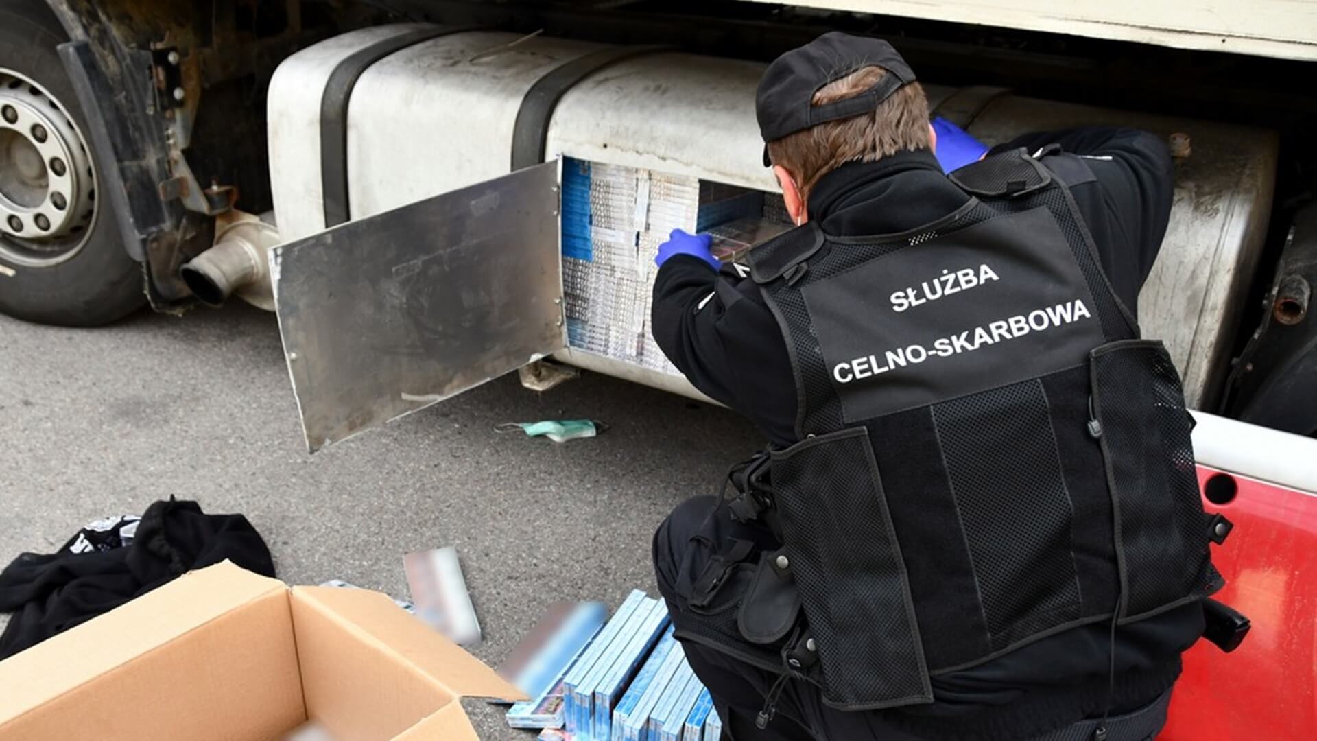 Nielegalne papierosy znaleziono w skrytkach ciężarówki jadącej z Litwy