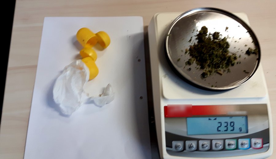 Jajka z nietypową niespodzianką – policjanci zatrzymali dwóch białostoczan podejrzanych o posiadanie narkotyków