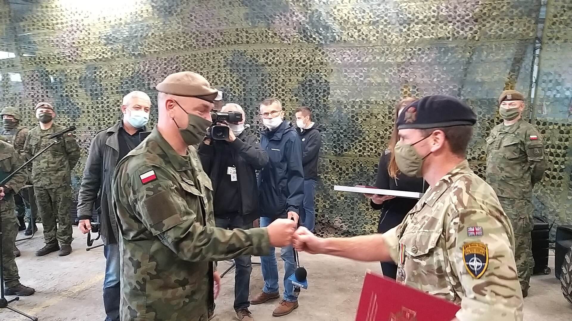 To pierwsze takie wyróżnienie dla brytyjskiego żołnierza. Srebrny Medal Wojska Polskiego dostał major Luke Dodington