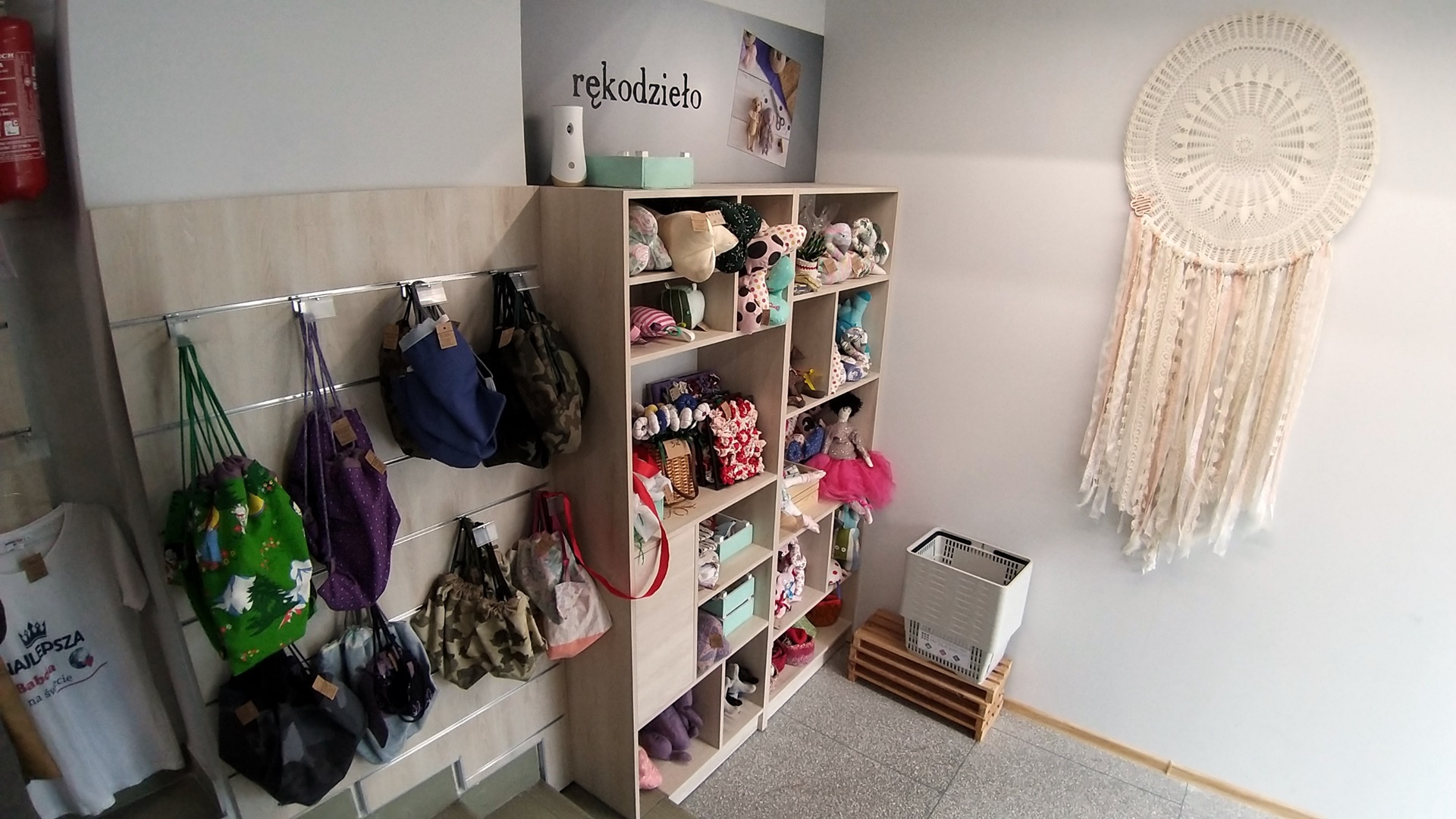 Białostocki sklep charytatywny ma nową siedzibę - pracują tam niepełnosprawni