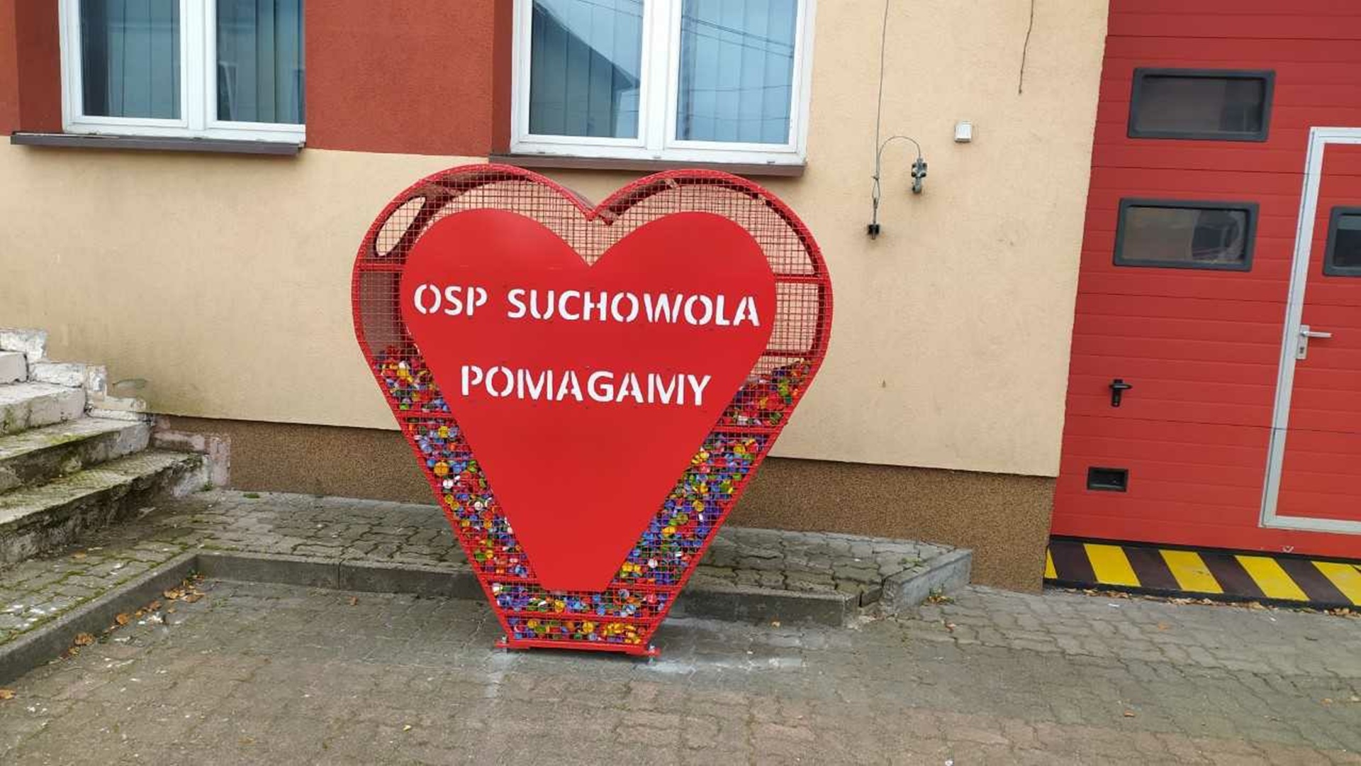 Można do niego wrzucać plastikowe nakrętki i w ten sposób pomagać chorym dzieciom. Kosz w kształcie serca stanął w Suchowoli