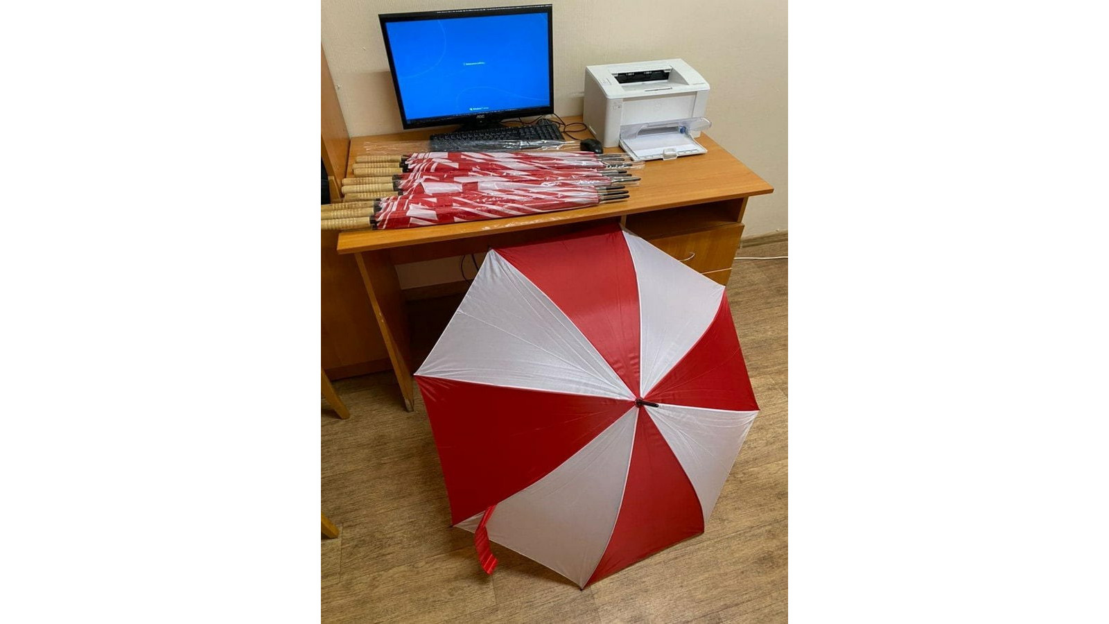 Mieszkanka Mińska zatrzymana za sprzedaż biało-czerwonych parasoli