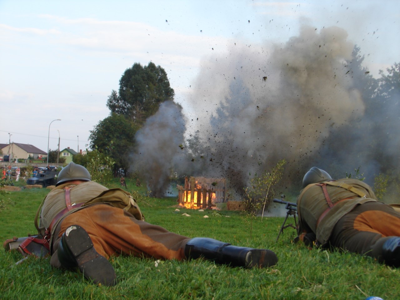 Kwiaty i rekonstrukcja - obchody 79. rocznicy bitwy o Zambrów