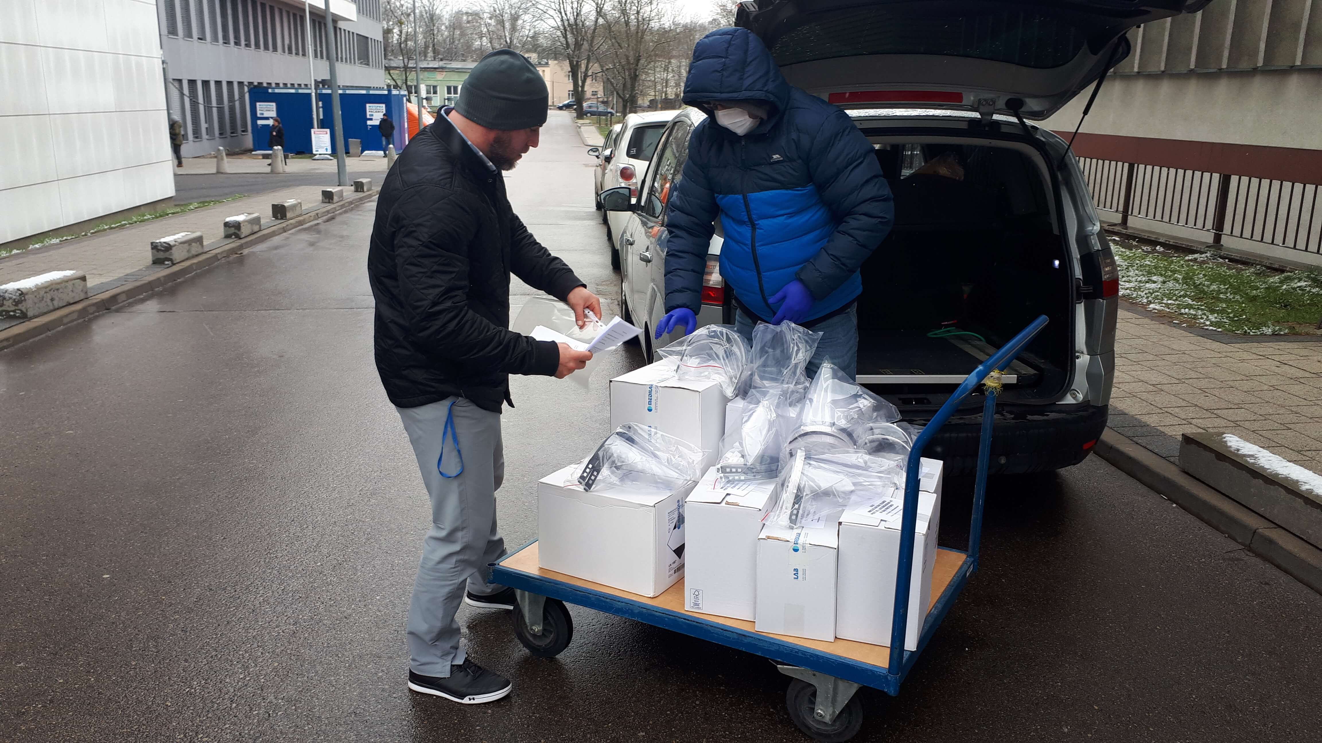 Absolwenci PB, wspólnota mieszkaniowa, OiFP, galeria handlowa - wszyscy wspierają białostockie szpitale